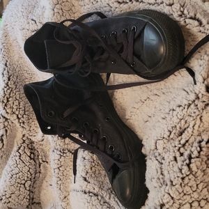 Black hightop Chuck Taylor's size 9